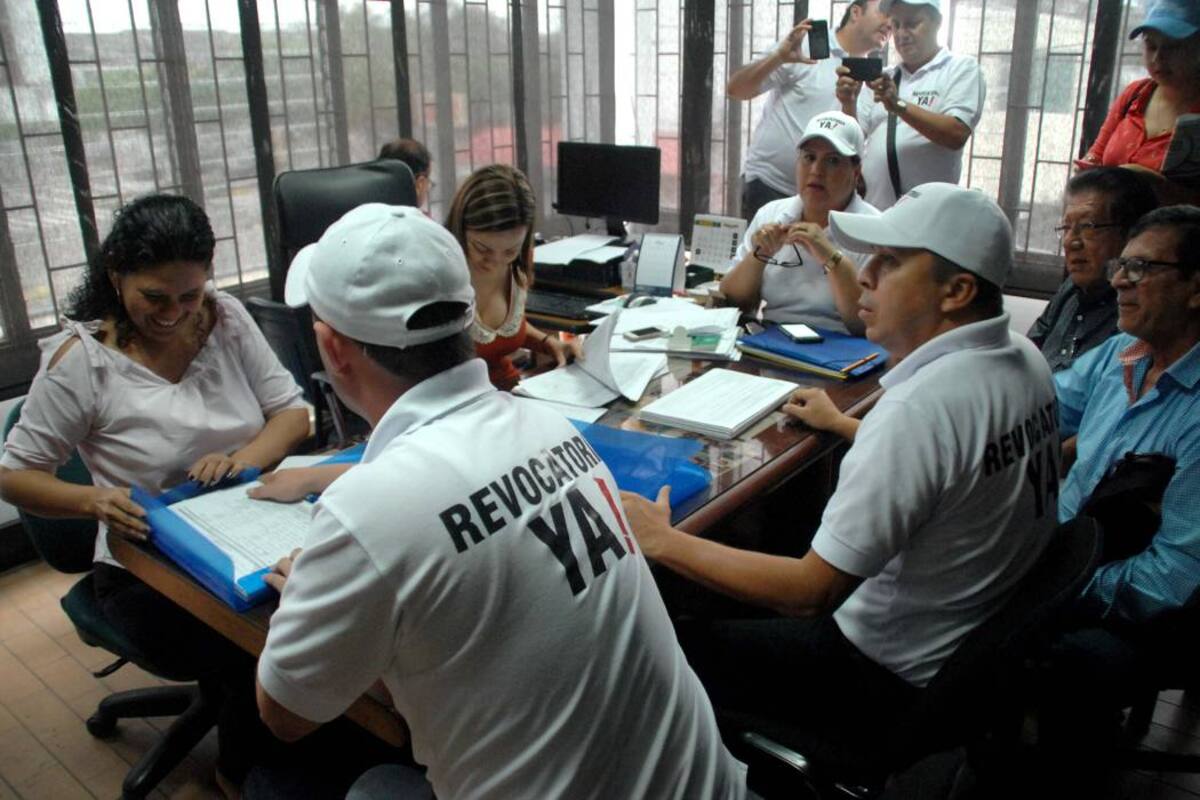 Uno de los comités promotores de la revocatoria del mandato al alcalde Darío Echeverri entregando las firmas ante la Registraduría Especial de Barrancabermeja. (Foto: Archivo/VANGUARDIA LIBERAL)