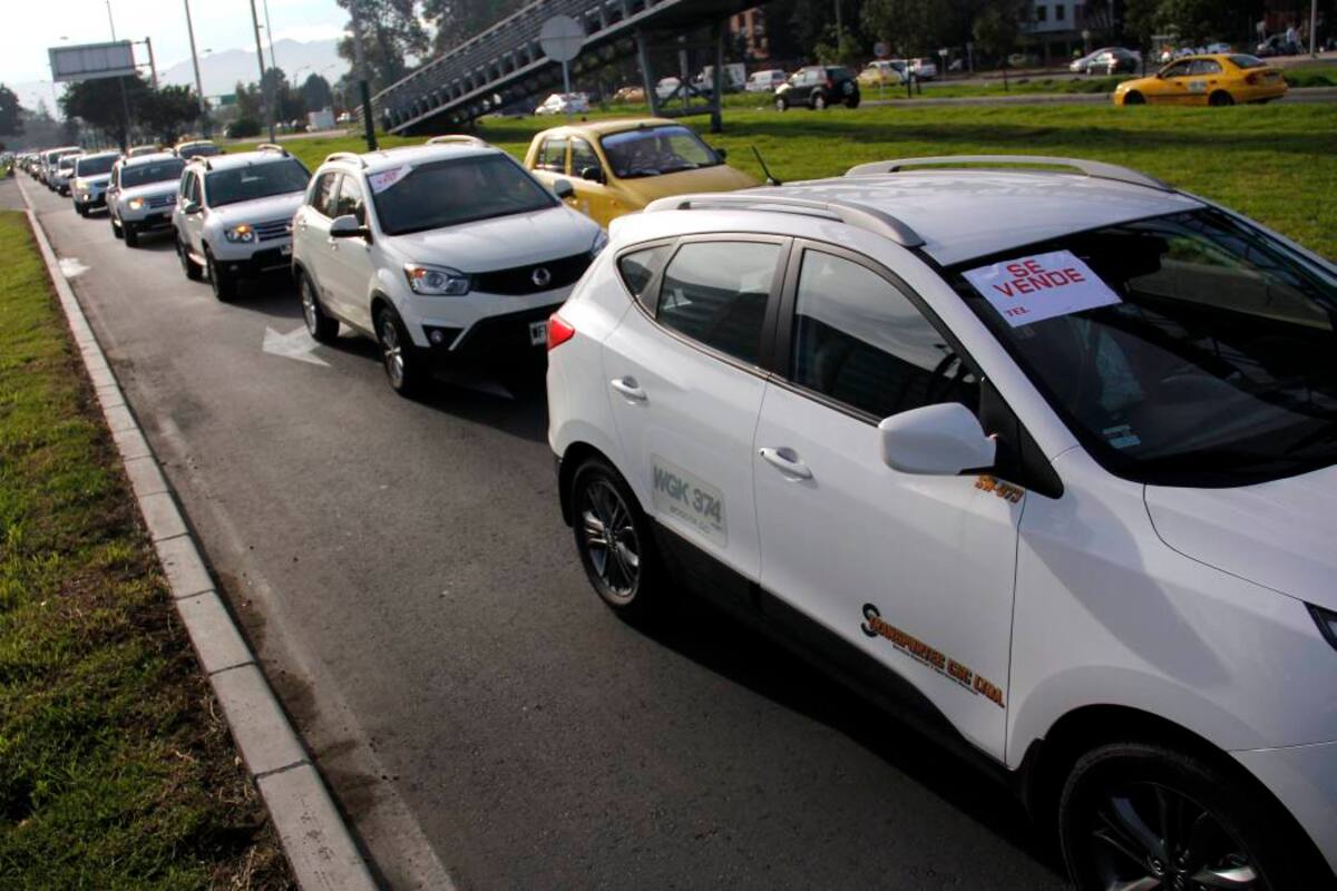 Los carros de transporte de lujo, como Uber, que son blancos, ahora deberán ser negros. (Foto: Colprensa / VANGUARDIA LIBERAL)