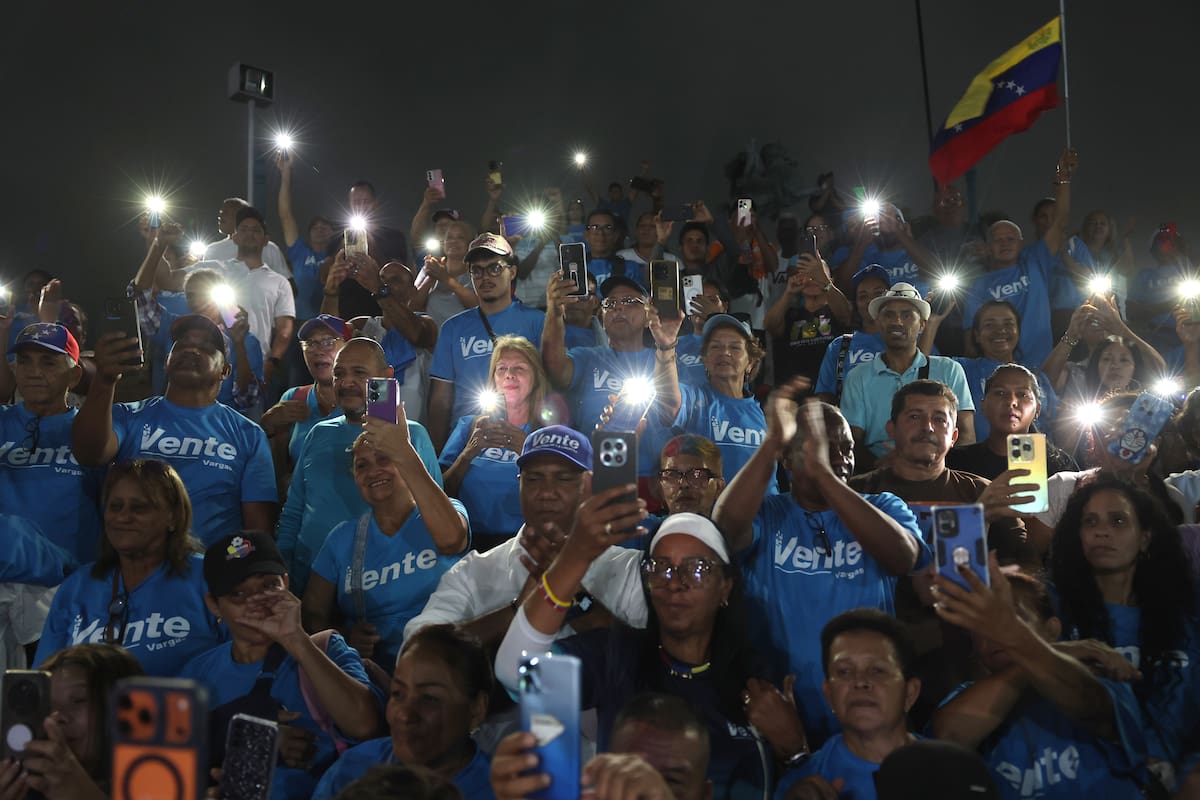 AME1072. MAIQUETÍA (VENEZUELA), 27/09/2026.- Simpatizantes de la regional Vente Vargas del partido político Vente Venezuela reciben a la opositora Claudia Macero, jefa de prensa de la líder María Corina Machado, a su regreso al país este domingo en la plaza Bolívar del aeropuerto de Maiquetia (Venezuela). EFE/ Miguel Gutiérrez