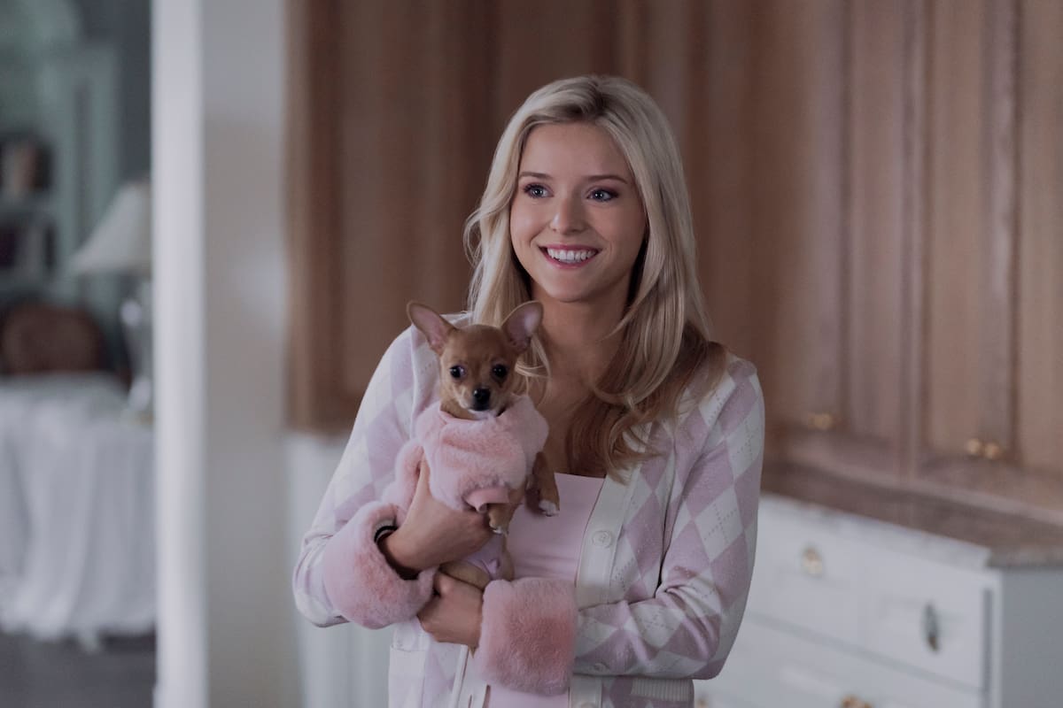 La actriz Lexi Minetree, en el papel de Elle Woods, en una escena de la serie 'Elle'. El regreso de los minions y el nuevo libro de Haruki Murakami, de momento solo en japonés, son dos de las citas culturales de esta semana, en la que también se estrena 'Elle', una serie que es la precuela de 'Una rubia muy legal', mientras que en Mánchester se podrá ver el arte de Ai Weiwei.