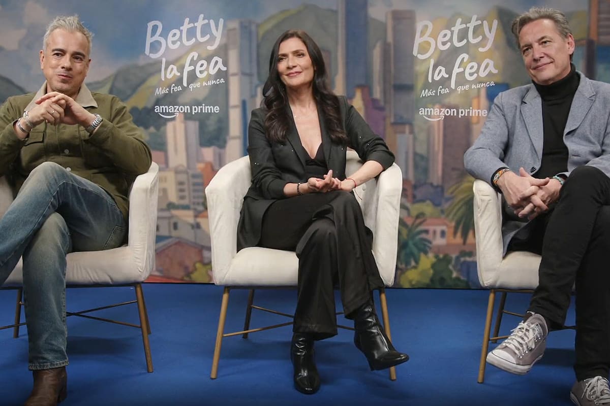 Captura de pantalla cedida por Prime Video que muestra, de izquierda a derecha, a Jorge Enrique Abello, quien interpreta a Armando Mendoza; Ana María Orozco, como Beatriz Aurora Pinzón; y Patrick Delmas, como Michel Doinel, durante una entrevista, en Bogotá (Colombia). EFE/ Prime Video