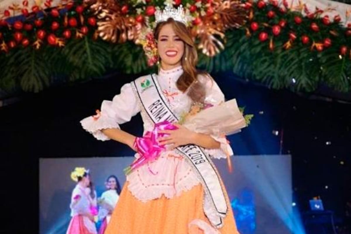 La nueva Reina Nacional del Café estudia Administración de Empresas en la Universidad Libre del Socorro, Santander y mide 1,73 metros de estatura.