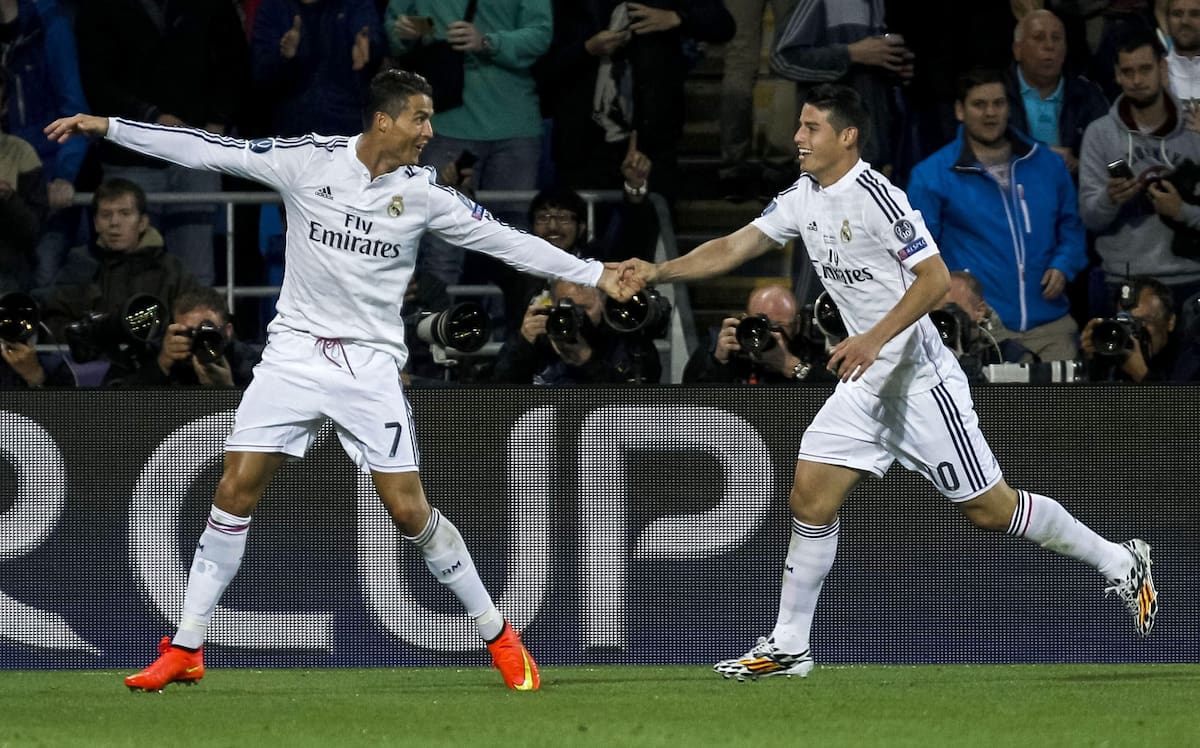 GRA230. CARDIFF (GALES), 12/08/2014.- El portugués del Real Madrid Cristiano Ronaldo (i) celebra su gol, segundo del equipo, con su compañero James Rodríguez, durante la final de la Supercopa de Europa que enfrenta esta noche al Real Madrid y al Sevilla CF en el Cardiff City Stadium de Cardiff (Gales). EFE/Emilio Naranjo