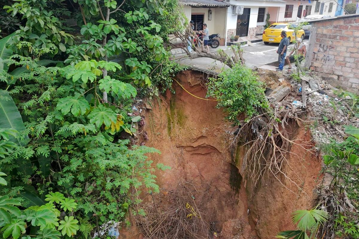 El fenómeno de remoción ha generado afectaciones en la vía y ha consumido parte de dos viviendas del barrio María Eugenia de Barrancabermeja.
Suministrada/Vanguardia