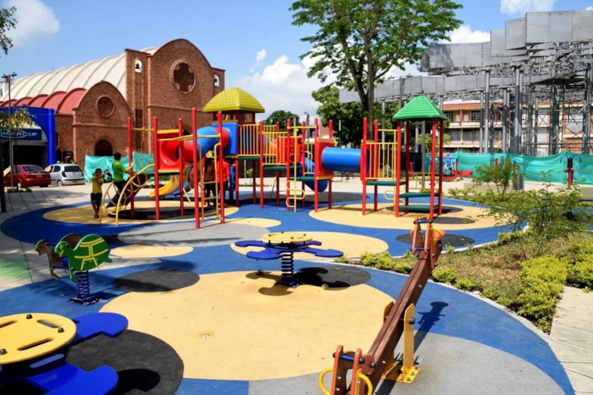 Los pequeños visitantes del Parque Infantil ya disfrutan de los espacios lúdicos creados para ellos. Por ahora, los cuidados de los chorros de agua y los juegos infantiles está en manos de la firma contratista. (Foto: Edgar Pernett/VANGUARDIA LIBERAL)