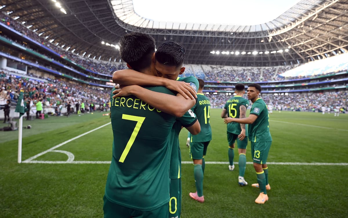 AME7965. GUADALUPE (MÉXICO), 26/03/2026.- Miguel Terceros (i) de Bolivia festeja un gol este jueves, en un partido de repechaje para la Copa Mundial 2026 entre Bolivia y Surinam en el estadio BBVA en Guadalupe (México). EFE/ Miguel Sierra