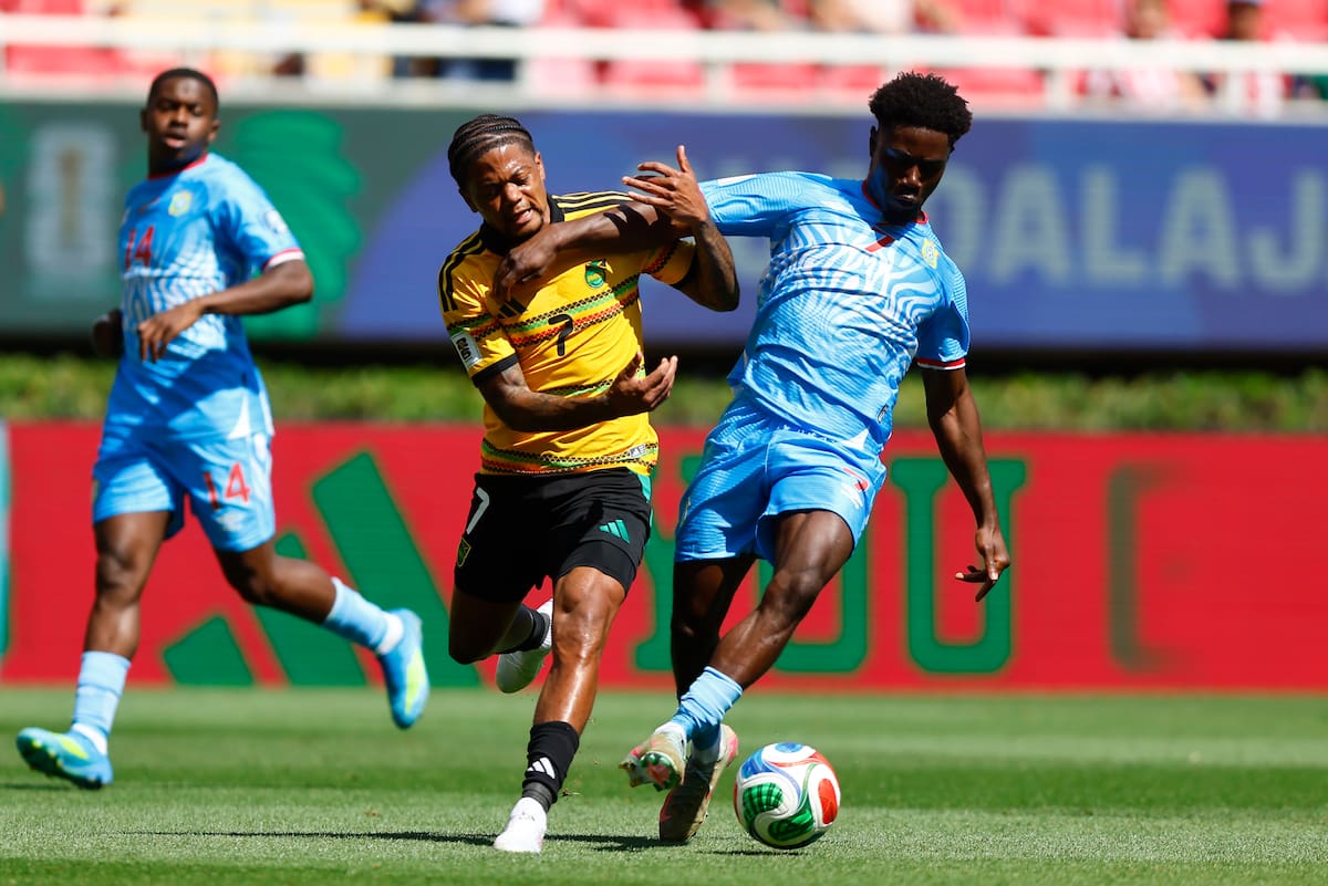 AMDEP2775. GUADALAJARA (MÉXICO), 31/03/2026.- Nathanael Mbuku (d) de Congo disputa el balón con Leon Bailey de Jamaica este martes, en un partido de repechaje para la Copa Mundial 2026 entre República del Congo y Jamaica en el Estadio Akron en Guadalajara (México). EFE/ Francisco Guasco