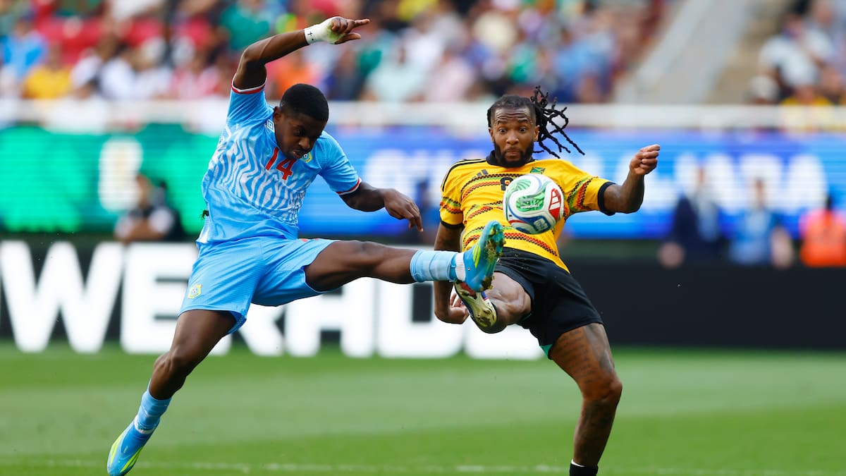 AMDEP2767. GUADALAJARA (MÉXICO), 31/03/2026.- Noah Sadiki (i) de Congo disputa el balón con Kasey Palmer de Jamaica este martes, en un partido de repechaje para la Copa Mundial 2026 entre República del Congo y Jamaica en el Estadio Akron en Guadalajara (México). EFE/ Francisco Guasco