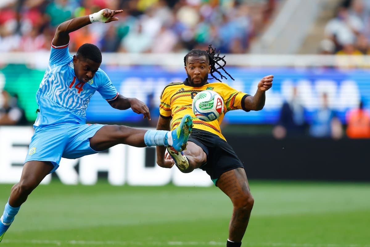 AMDEP2767. GUADALAJARA (MÉXICO), 31/03/2026.- Noah Sadiki (i) de Congo disputa el balón con Kasey Palmer de Jamaica este martes, en un partido de repechaje para la Copa Mundial 2026 entre República del Congo y Jamaica en el Estadio Akron en Guadalajara (México). EFE/ Francisco Guasco