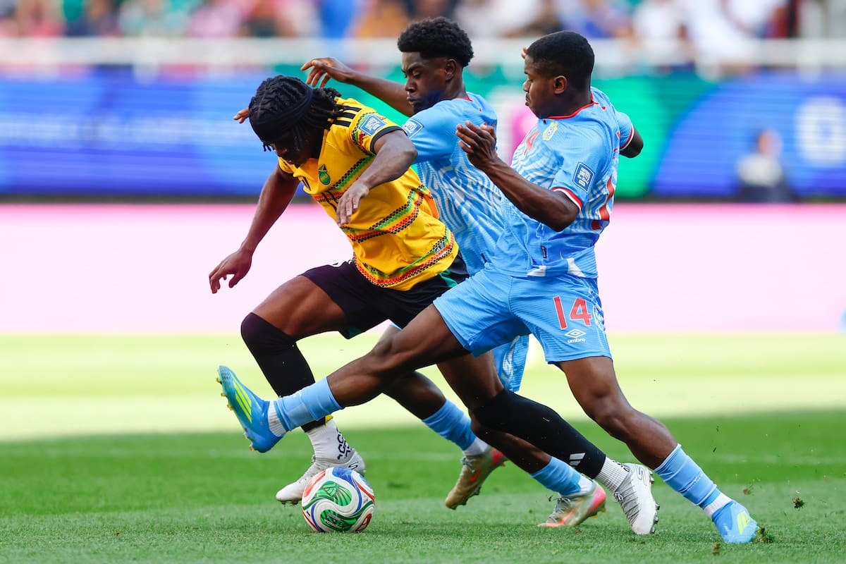 AMDEP2767. GUADALAJARA (MÉXICO), 31/03/2026.- Noah Sadiki (d) y Nathanael Mbuku (c) de Congo disputan el balón con Tyreece Campbell de Jamaica este martes, en un partido de repechaje para la Copa Mundial 2026 entre República del Congo y Jamaica en el Estadio Akron en Guadalajara (México). EFE/ Francisco Guasco