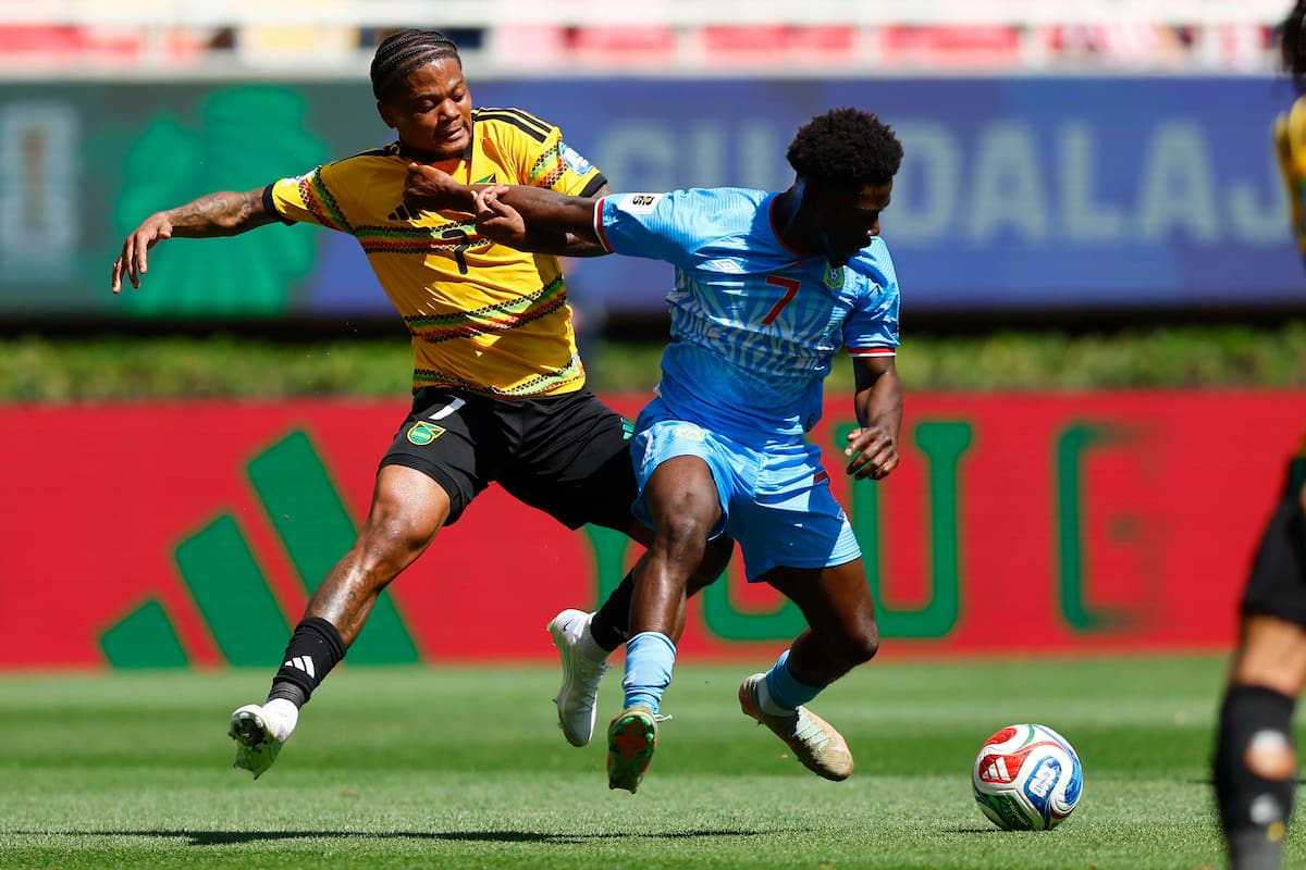 AMDEP2767. GUADALAJARA (MÉXICO), 31/03/2026.- Nathanael Mbuku (d) de Congo disputa el balón con Leon Bailey de Jamaica este martes, en un partido de repechaje para la Copa Mundial 2026 entre República del Congo y Jamaica en el Estadio Akron en Guadalajara (México). EFE/ Francisco Guasco