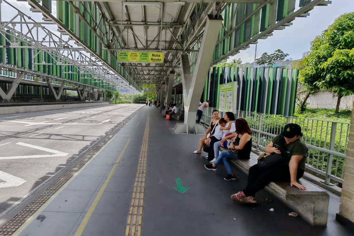 Decenas de conductores, quienes tripulan los 12 buses padrones traídos desde Medellín, se encuentran en cese de actividades y los vehículos parqueados en el Portal Norte. (Fotos: Marco Valencia / VANGUARDIA)