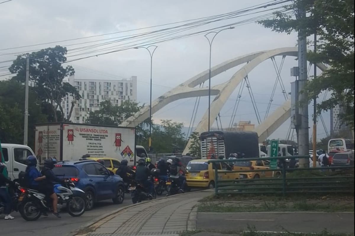 Reportan fuerte trancón en la vía Girón - Bucaramanga por obras de mantenimiento en el intercambiador El Palenque. | Foto: Jhon Arias / VANGUARDIA