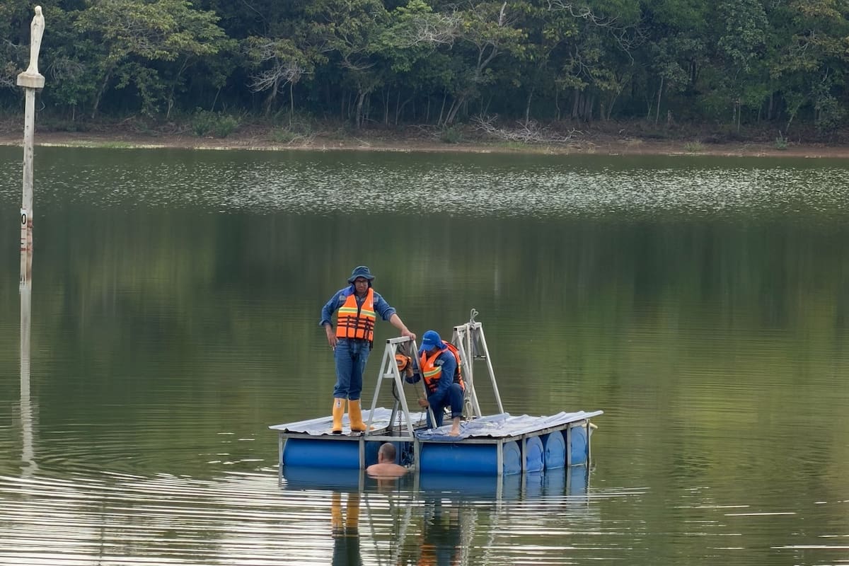 Acuascoop anunció que en la represa El Común se vienen adelantando trabajos para subir el nivel de las mangueras de captación de agua.