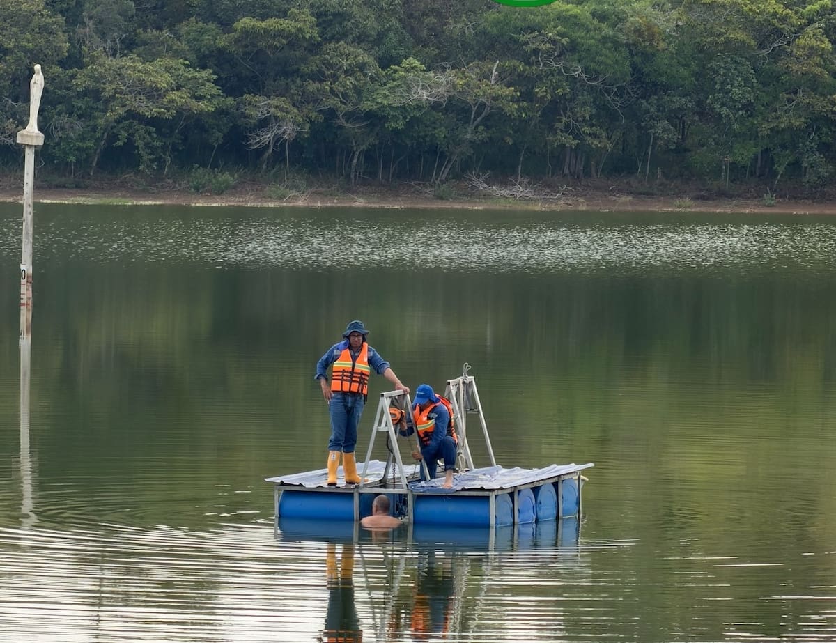 Acuascoop anunció que en la represa El Común se vienen adelantando trabajos para subir el nivel de las mangueras de captación de agua.