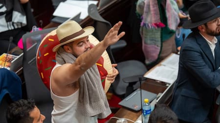 Investigarán a congresista que llegó en traje de baño a moción de censura del ministro Beltrán