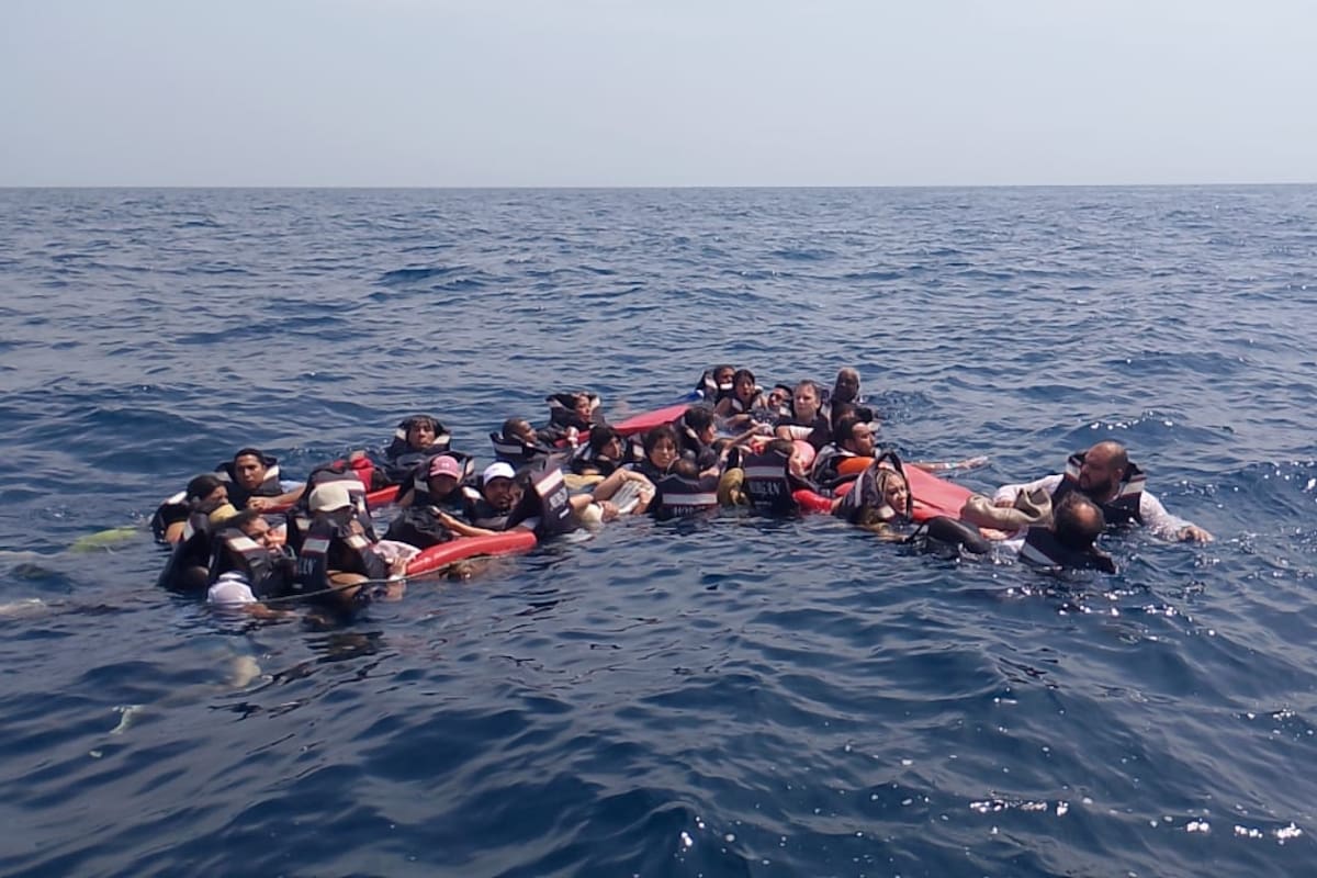 La operación de búsqueda y rescate se inició luego que se conociera por parte de la Armada que una embarcación estaba en riesgo de zozobrar en el Mar Caribe.
