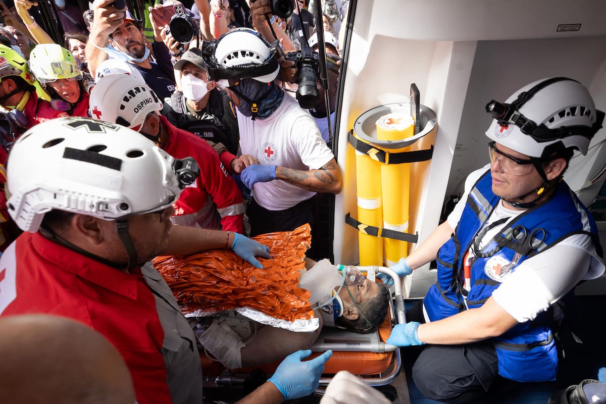 AME6578. CATIA LA MAR (VENEZUELA), 02/07/2026.- Rescatistas trasladan a un superviviente de los terremotos en Venezuela, tras ocho días bajo los escombros de un edificio y una operación de salvamento de casi 72 horas, este jueves en Catia La Mar (Venezuela). EFE/ Ronald Peña R