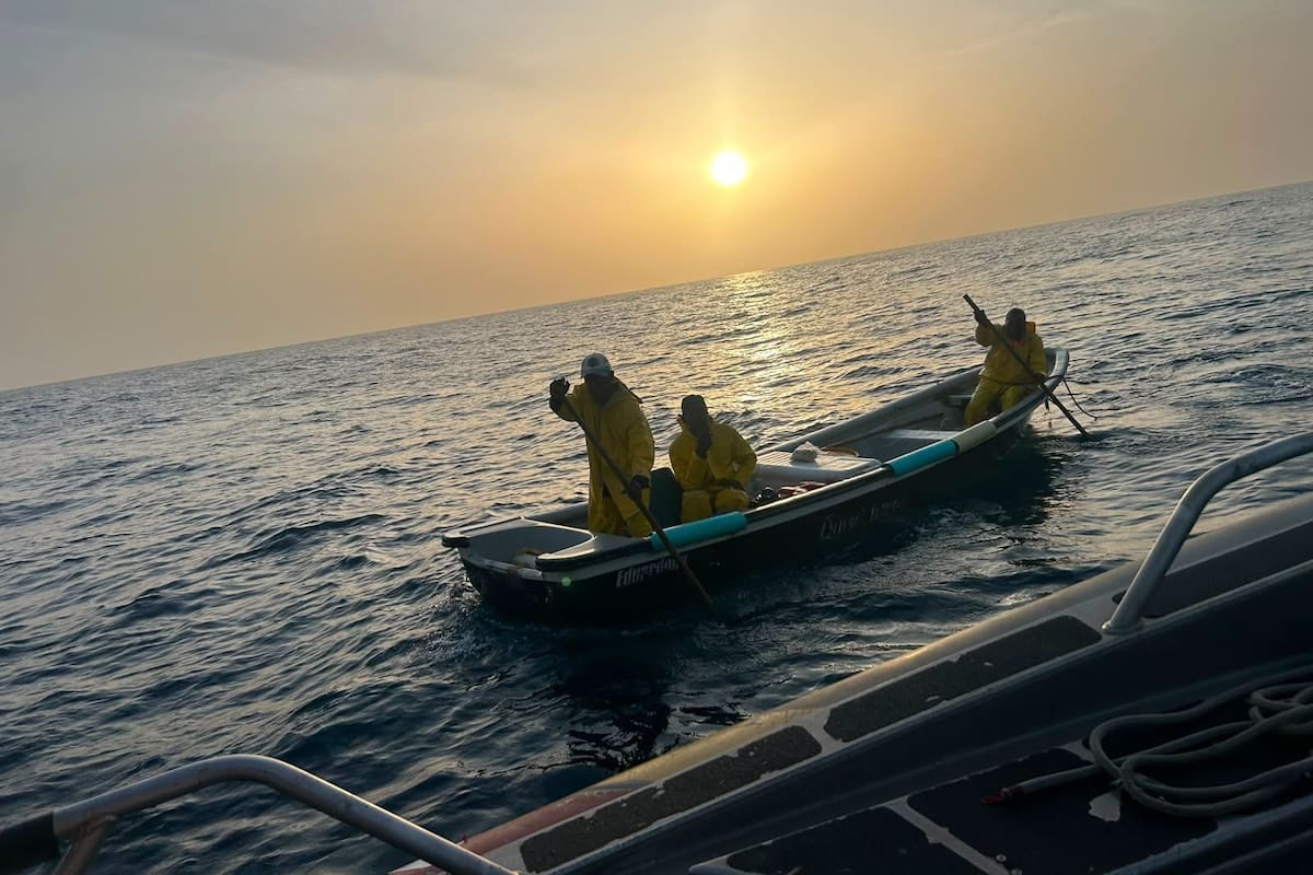 Rescatan a tres pescadores de Tierrabomba, Cartagena tras quedar más de 19 horas a la deriva. | Foto: Tomada de X @FNC_ArmadaCol / Vanguardia