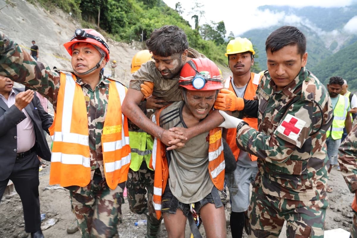 Rescate de uno de los dos trabajadores que permanecían atrapados en un túnel. // Foto: EFE/ Ejército de Nepal