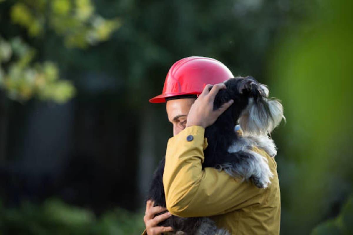 Un rescatista con una mascota.