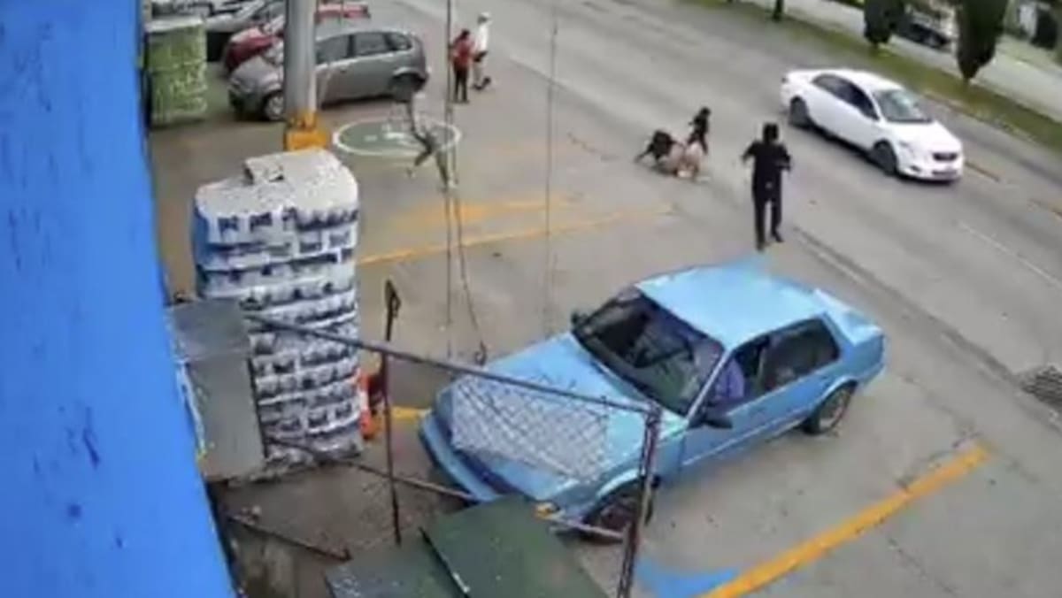 El video del rescate se viralizó en redes sociales y generó numerosas reacciones.
El trabajador utilizó su cuerpo para proteger a la menor mientras el vehículo se aproximaba.