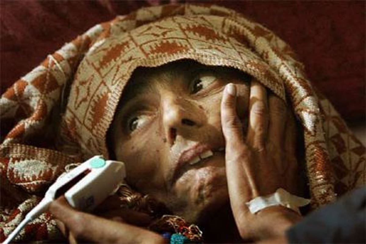 Naqsha Bibi sobrevivió 64 días bajo los escombros tras el terremoto que devastó el norte de Pakistán en 2005, un caso considerado uno de los rescates más extraordinarios registrados después de un sismo. Captura de video // Redes Sociales.