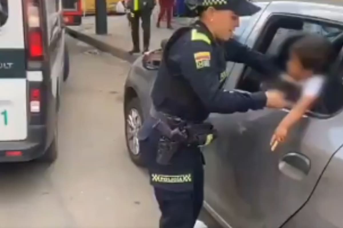 Rescatan a un niño abandonado por más de siete horas dentro de un carro en Bogotá.