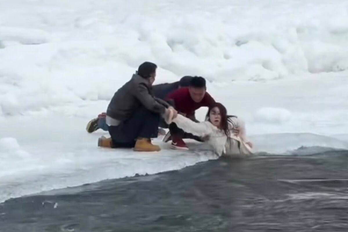 Madre e hija caen a río helado por una selfie en China.
