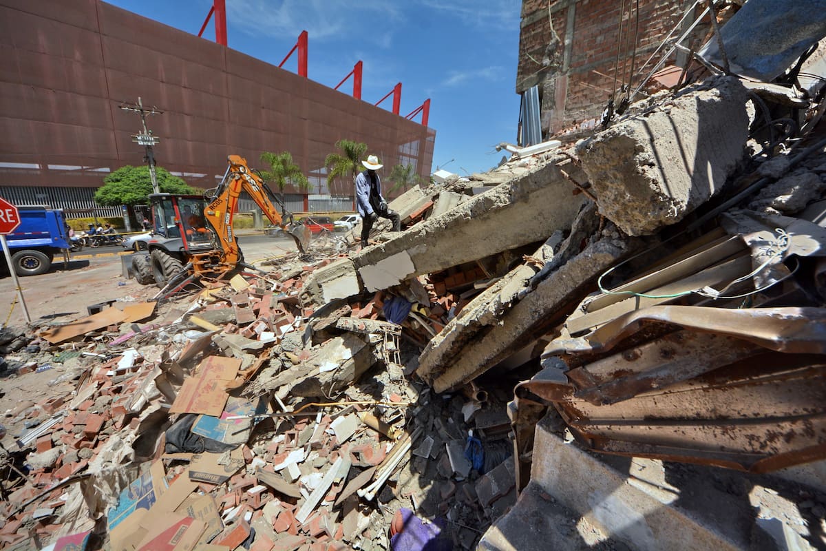 Rescate en edificio en Cali, luego del terremoto. Las personas salieron con vida. // Fotografías Jorge Orozco/El País/Colprensa.