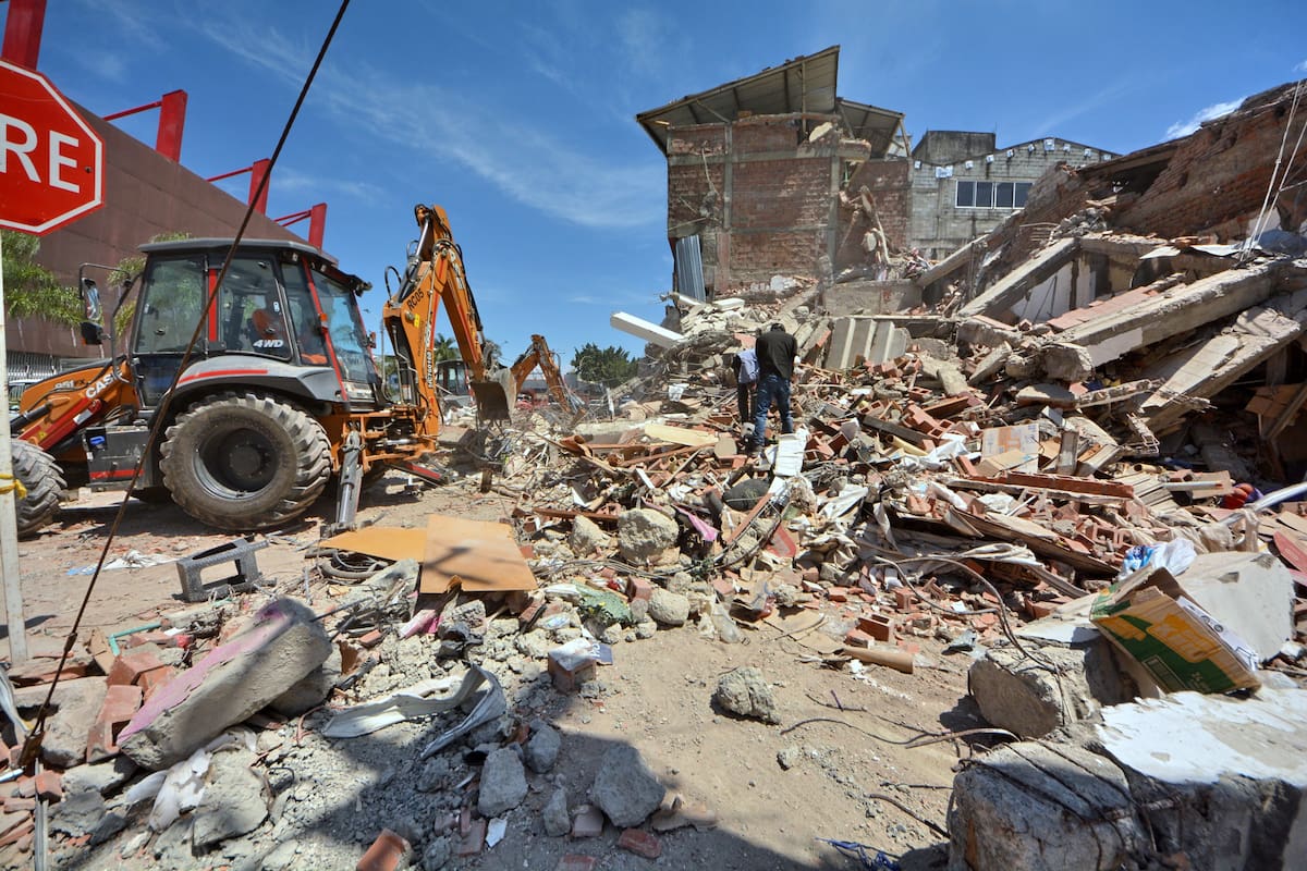 Rescate en edificio en Cali, luego del terremoto. Las personas salieron con vida. // Fotografías Jorge Orozco/El País/Colprensa.