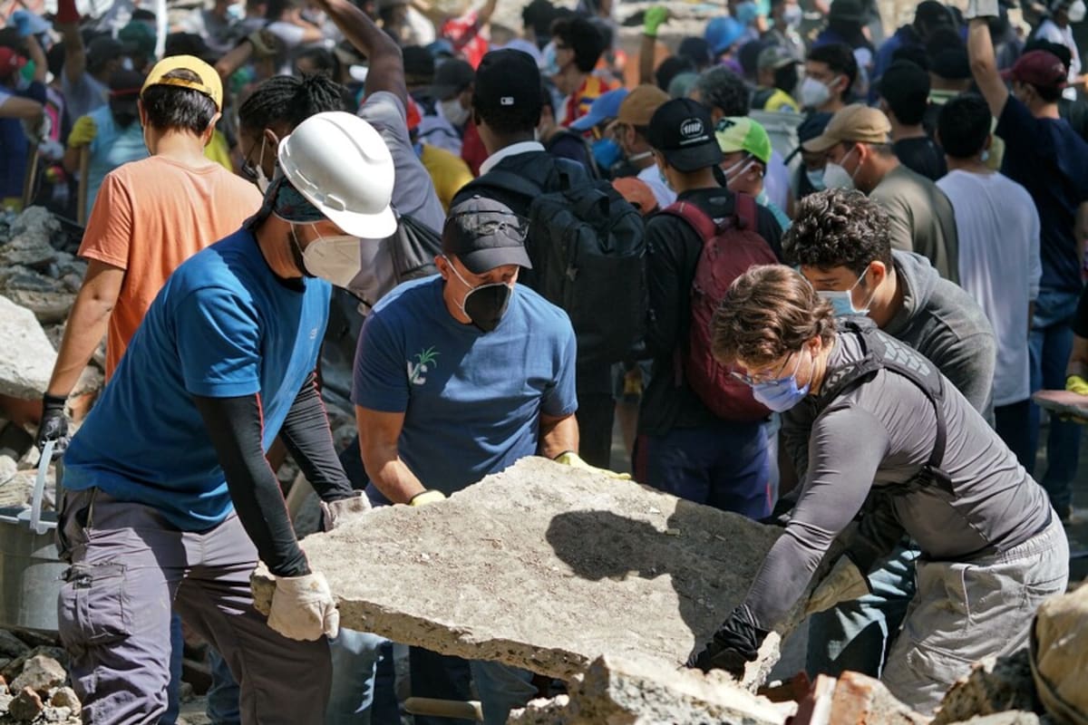 Rescate en edificio en Cali, luego del terremoto. Las personas salieron con vida. Fotografías Jorge Orozco/El País/Colprensa.