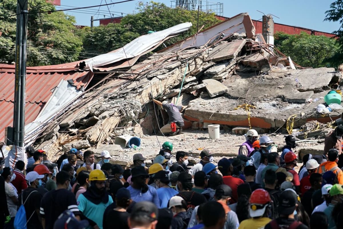 Rescate en edificio en Cali, luego del terremoto. Las personas salieron con vida. Fotografías Jorge Orozco/El País/Colprensa.