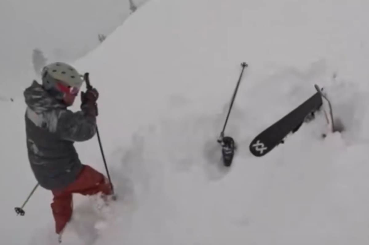 Dos esquiadores salvan la vida de un hombre que se asfixiaba bajo la nieve tras quedar atrapado en el resort Palisades Tahoe en California.