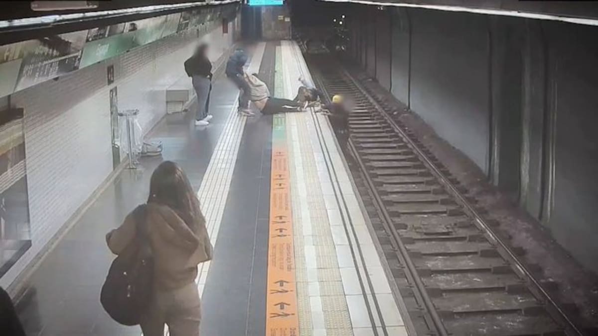 Una Mossa salva la vida a un hombre tras caer a las vía del Metro de Barcelona.