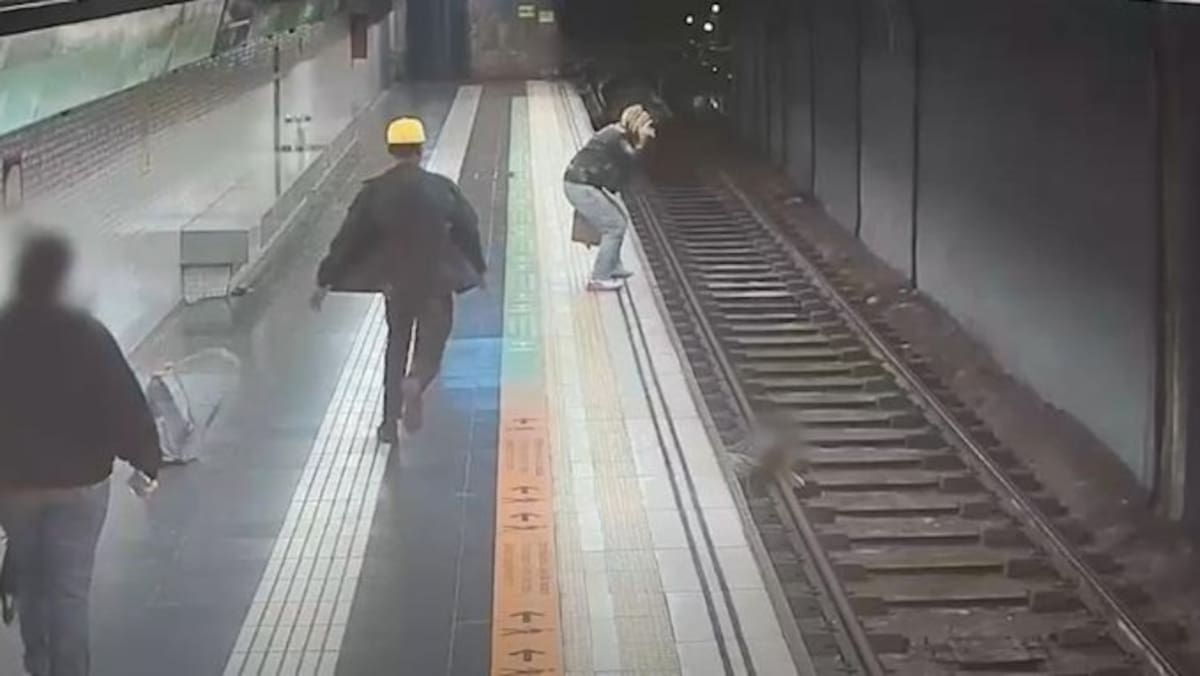 Una moza de escuadra fuera de servicio y otros dos pasajeros rescatan a un hombre que había caído en la vía del metro de Barcelona.