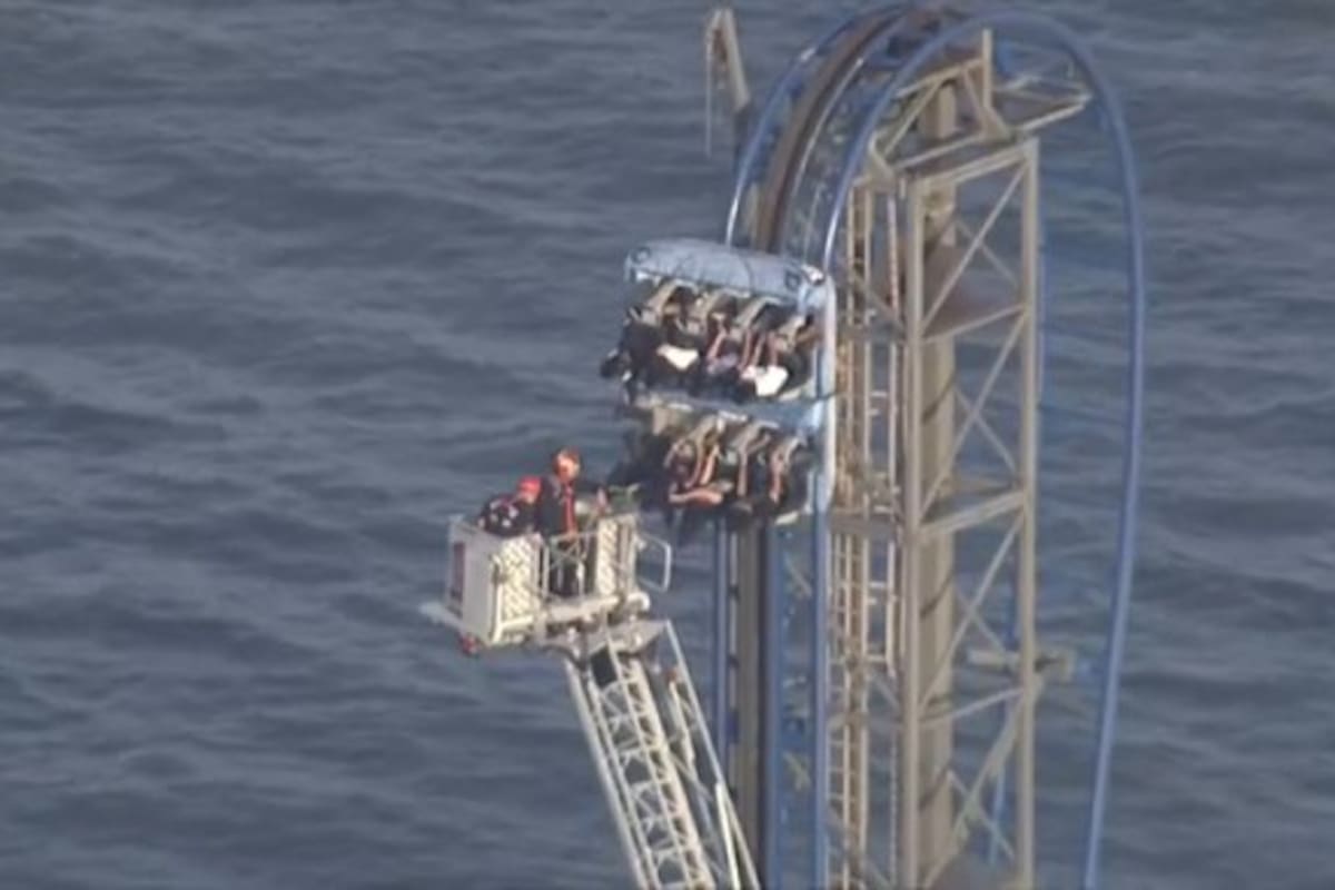 Los equipos de rescate auxiliaron a los ocho estudiantes que quedaron atrapados en la montaña rusa Iron Shark del Pleasure Pier en Galveston, Texas, el jueves 28 de mayo de 2026.