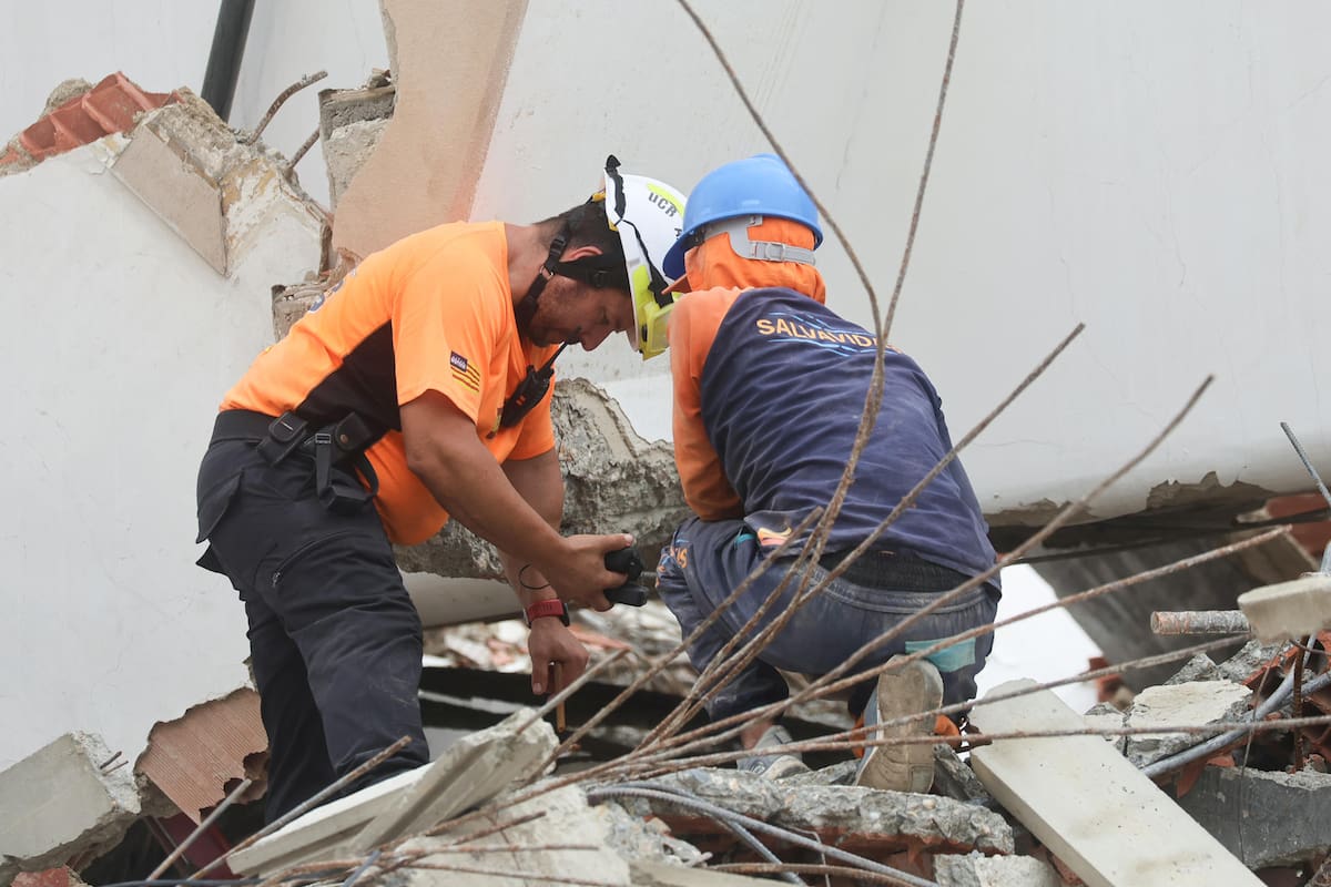 Un grupo de rescatistas desplegó este viernes en Venezuela drones y perros para evaluar el rescate de Fabio, un niño de 9 años que permanece desde hace nueve días bajo un edificio derrumbado en el estado de La Guaira (norte), el más devastado por el doble terremoto del 24 de junio.