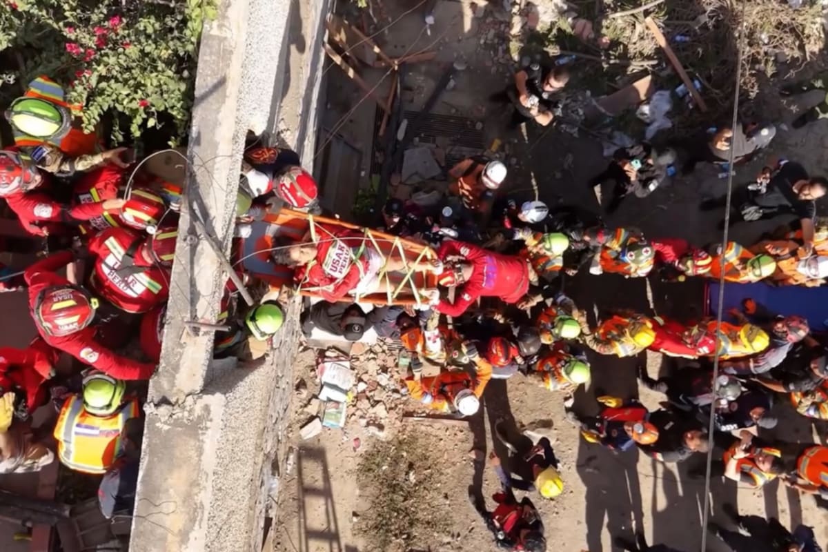 Tras 86 horas bajo los escombros, misión salvadoreña rescata con vida a una mujer en Venezuela. Foto tomada de: Redes / X.
