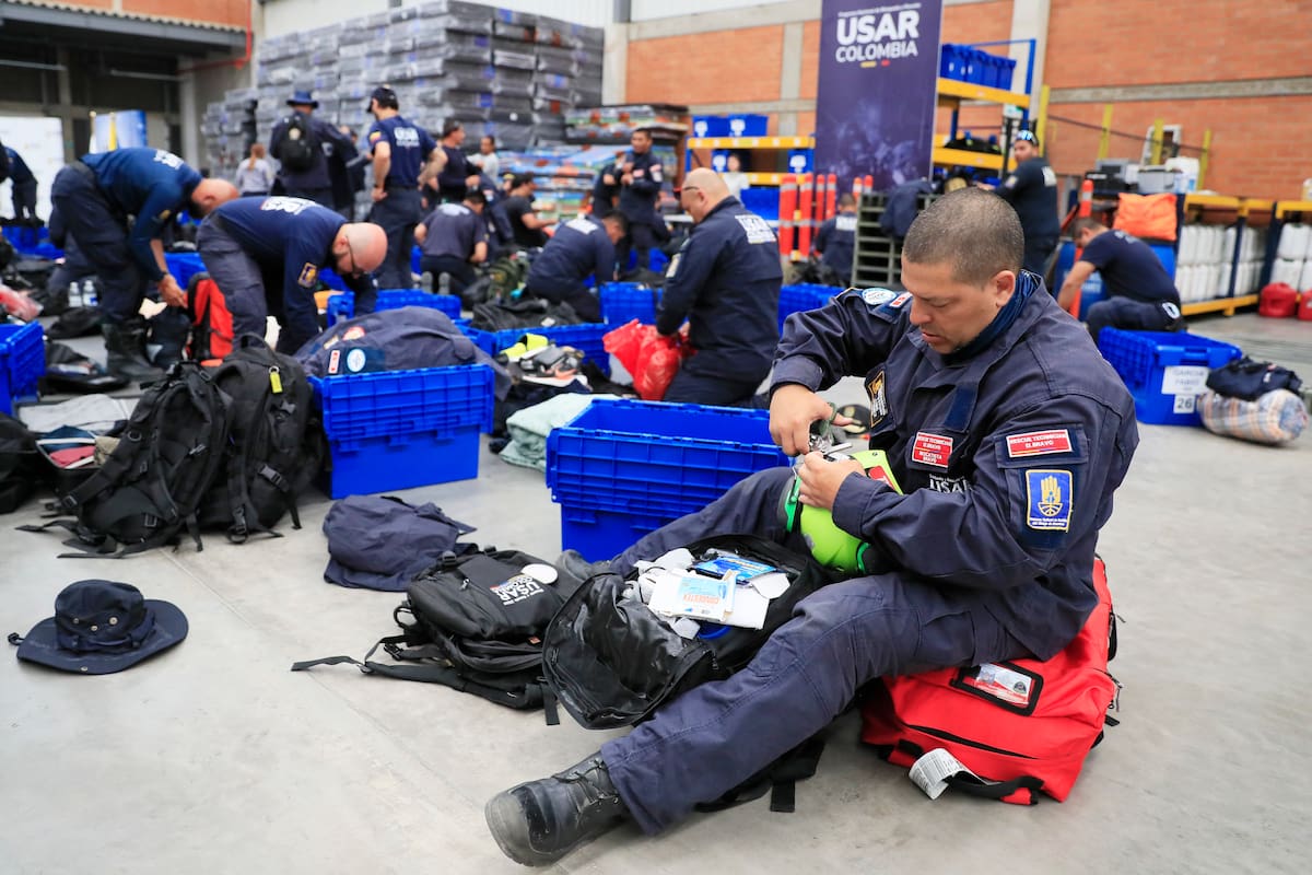 Integrantes del equipo USAR COL-1 (Urban Search and Rescue, por sus siglas) alistan su equipaje este lunes, en Bogotá (Colombia). Jornadas extenuantes, largos desplazamientos y la presión de que cada minuto podía significar una vida marcaron la misión del equipo colombiano de rescate en Venezuela, donde salvar al niño Moisés, de 11 años, fue la mayor recompensa tras los terremotos que han dejado 3.535 muertos y 16.740 heridos. EFE/ Carlos Ortega