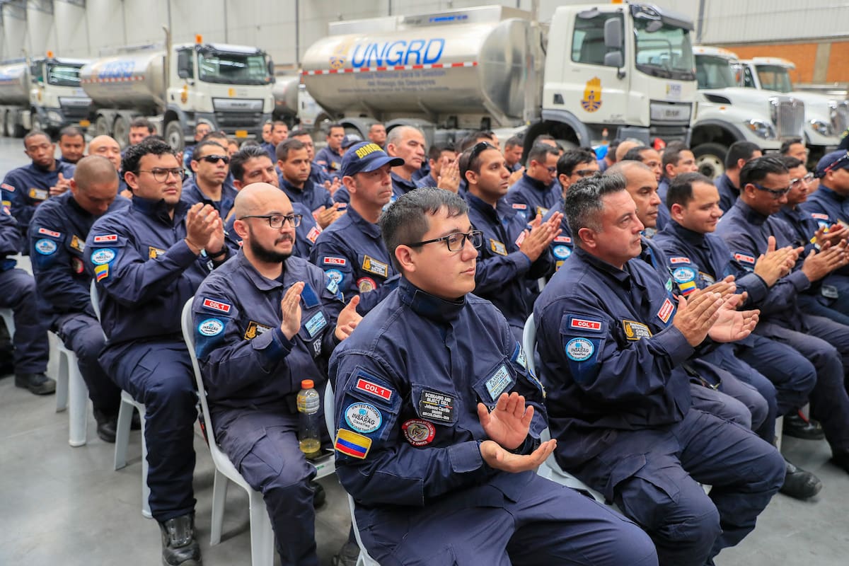 Integrantes del equipo USAR COL-1 (Urban Search and Rescue, por sus siglas) reaccionan durante una rueda de prensa este lunes, en Bogotá (Colombia). Jornadas extenuantes, largos desplazamientos y la presión de que cada minuto podía significar una vida marcaron la misión del equipo colombiano de rescate en Venezuela, donde salvar al niño Moisés, de 11 años, fue la mayor recompensa tras los terremotos que han dejado 3.535 muertos y 16.740 heridos. EFE/ Carlos Ortega