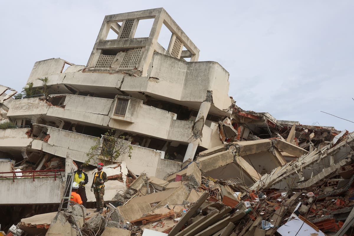 AME6939. CARABALLEDA (VENEZUELA), 03/07/2026.- Rescatistas participan en la búsqueda de Fabio, un niño de 9 años que permanece desde hace nueve días bajo un edificio derrumbado tras el doble terremoto del 24 de junio, este viernes en Caraballeda, La Guaira (Venezuela). EFE/ Miguel Gutiérrez