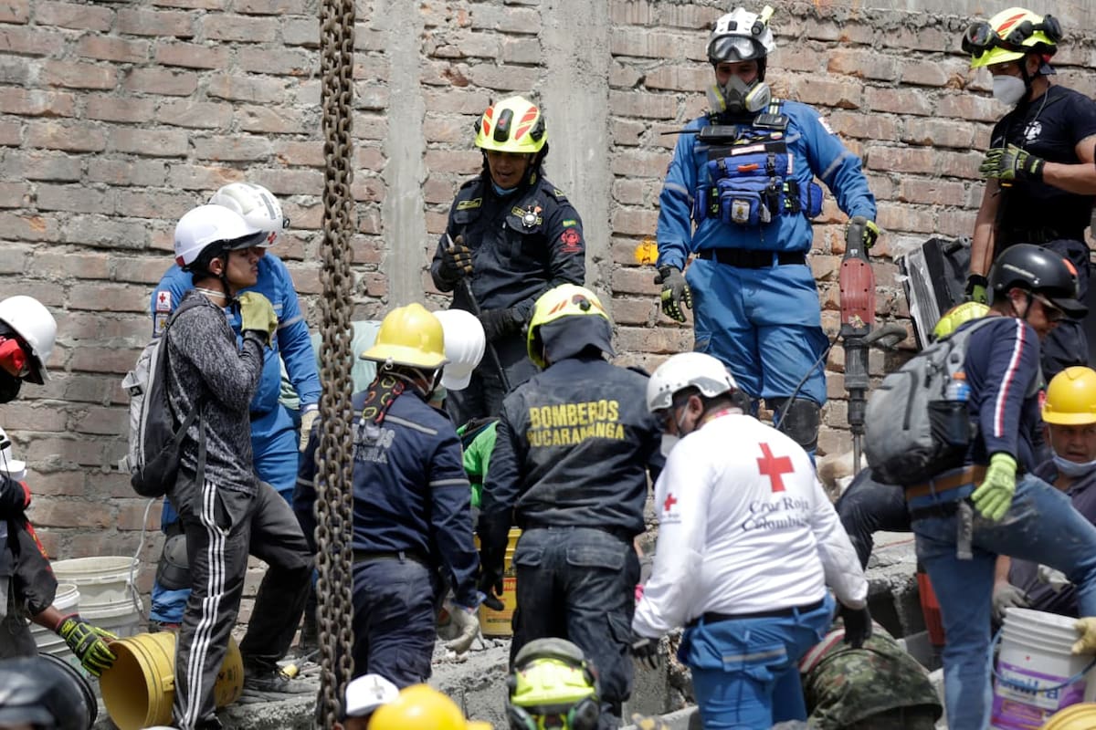 Rescatistas santandereanos juanto a equipos de México, Israel y Estados Unidos trabajaron entre los escombros tras el terremoto de magnitud 7,4 en Pereira.