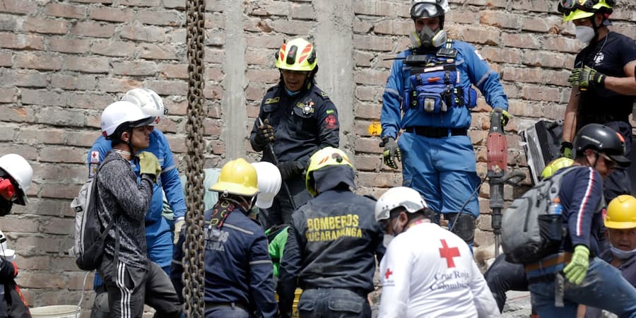 Los rescatistas de Bucaramanga que llegaron a Pereira para salvar sobrevivientes del terremoto
