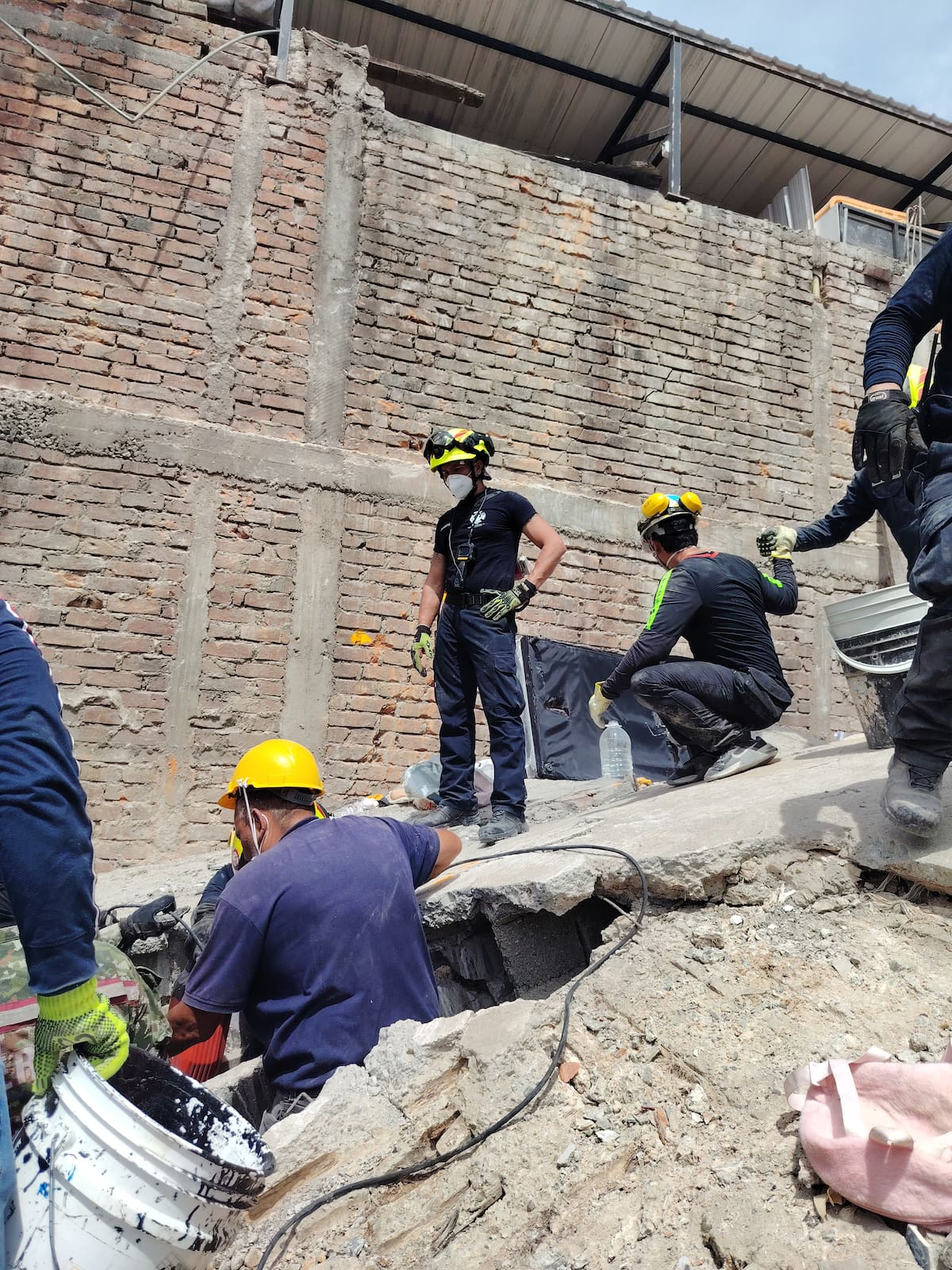 Jaime Monguí y nueve compañeros emprendieron camino desde Bucaramanga, pocas horas después del terremoto, para ayudar en Pereira, una de las ciudades más golpeadas.
