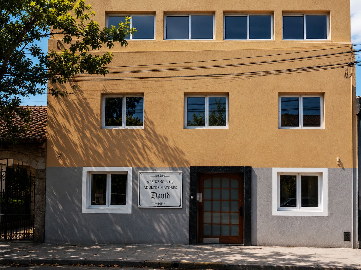 La residencia de adultos mayores "David", señalado en las últimas horas por el caso de un cuidador denunciado por maltratar y golpear a dos abuelas, fue alcanzado por una clausura provisoria por no haber iniciado el trámite de renovación de la habilitación sanitaria. Foto: Recreada con IA