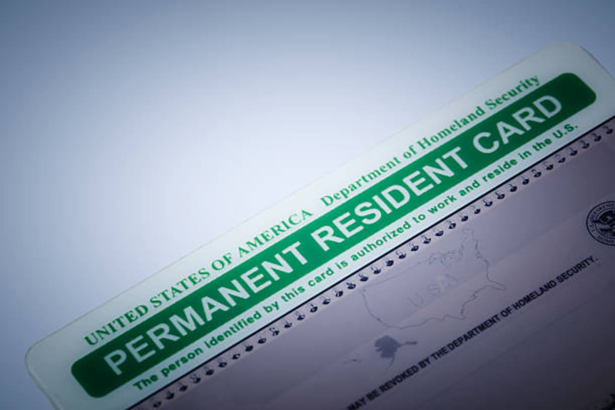 En Estados Unidos hay aproximadamente entre 1 y 1.2 millones de personas solicitando una green card (residencia permanente) cada año.