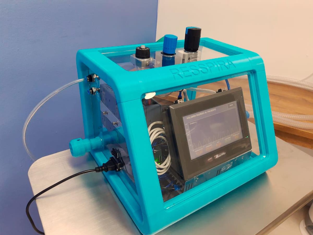 ‘Respira’, así se llama este ventilador artificial diseñado en Santander. Para lograr la ventilación mecánica es necesaria una máquina que ayude a movilizar el aire dentro y fuera de los pulmones. Quienes padecen insuficiencia respiratoria se benefician con este importante dispositivo.