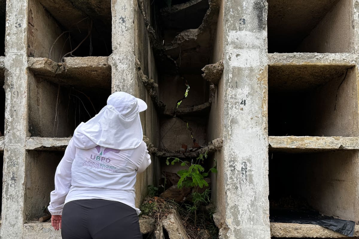 Cada marca en un hueso es el párrafo de una biografía oculta. Científicos y antropólogos forenses revelan cómo el análisis de restos humanos permite reconstruir crímenes, descifrar dietas de hace siglos y entender la evolución humana.