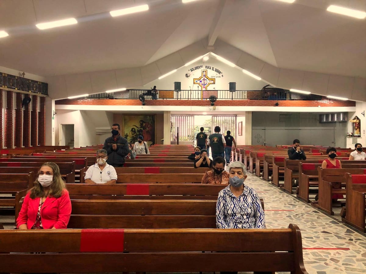 Los fieles estuvieron debidamente distanciados en cada extremo de las bancas y con sus tapabocas. La imagen se captó en la Parroquia de Cristo Resucitado, en Provenza.